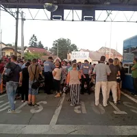 Na mejnem prehodu Dobova so razmere napete.  Več sto 
beguncev je šlo mimo hrvaških policistov,  na mostu, ki vodi  
čez reko Sotlo, pa so pripadniki posebnih policijskih enot.