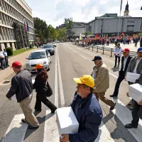 Sindikati so v državni zbor oddali več kot 11.000 overjenih podpisov v podporo pobudi za spremembo definicije minimalne plače. 