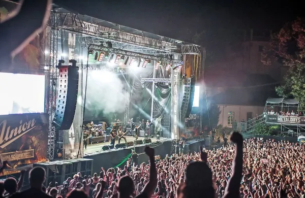 Zaradi posilstva 18-letne obiskovalke letošnje prireditve Metaldays na 
Sotočju so kriminalisti za zdaj spisali kazensko ovadbo proti neznanemu 
storilcu. 