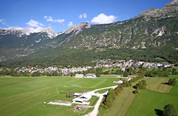 Na letališču Bovec bodo danes pred novim Domom zaščite in 
reševanja slovesno odprli infrastrukturo za namen zaščite in 
reševanja.