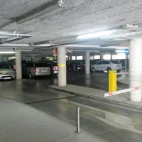 Starši prvošolčkov lahko tudi v prihodnje parkirajo v garažni 
hiši, od koder imajo neposreden vstop v prostore šole.
