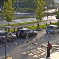 Po novem je na levem pasu, kjer so bili prej poševno zarisani 
parkirni prostori (te so zdaj zbrisali), še naprej mogoče 
ustavljanje vozil in krajše parkiranje v času, dokler otrok ne 
izstopi varno iz vozila. 