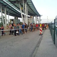 Na mejnem prehodu Obrežje se je število policijskih ekip 
popoldne krepilo. Približno 400 beguncev so z avtobusi 
peljali v sprejemne centre. Novinarjem niso dovolili, da bi 
prečkali mejno črto in se jim približali. Policija je zvečer 
napovedala, da bo povsem zaprla dolenjske avtoceste pri 
priključku Obrežje proti mejnemu prehodu.