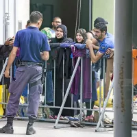 Begunci med pogovorom s policistom v Brežicah. 