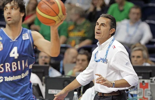Miloš Teodosić (levo) ne bo videl finala, zato pa ga bo selektor Španije Sergio 
Scariolo.