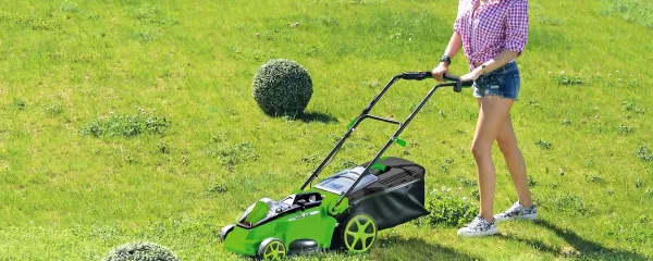 Redna košnja je pomembna za vzdrževanje lepe trate.