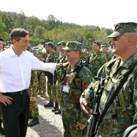 Predsednik Borut Pahor je po vaji pokramljal z vojaki, na fotografiji z albanskimi.