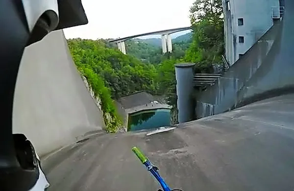 Slovenec Primož Ravnik se je z gorskim kolesom spustil po 
60 metrskem skorajda navpičnem betonskem jezu Hidroelektrarne Moste v soteski Kavčke pri Žirovnici ter s hitrostjo 
70 kilometrov na uro trčil v vodo.