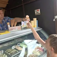 Pahor obiskal begunce v postojnskem centru za tujce
