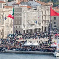 Pahor obiskal begunce v postojnskem centru za tujce