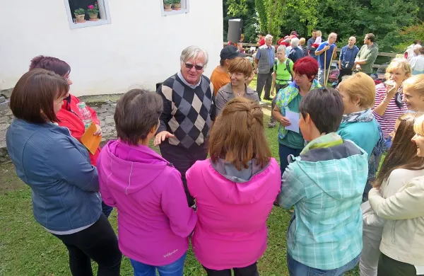 Tone Partljič v pogovoru s pevkami KUD Iris iz Bukovega.