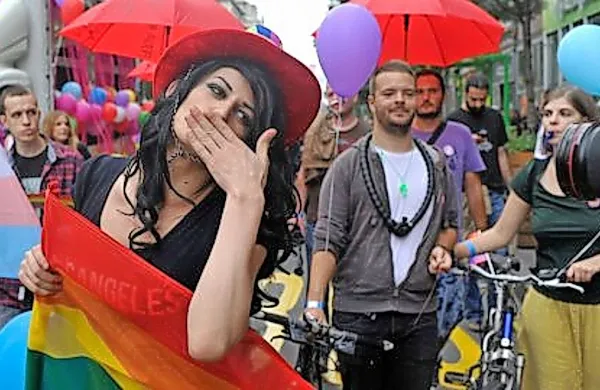 V Beogradu so danes uspešno izvedli parado ponosa, ki je 
bila letos prvič namenjena tudi paradi transseksualcev.