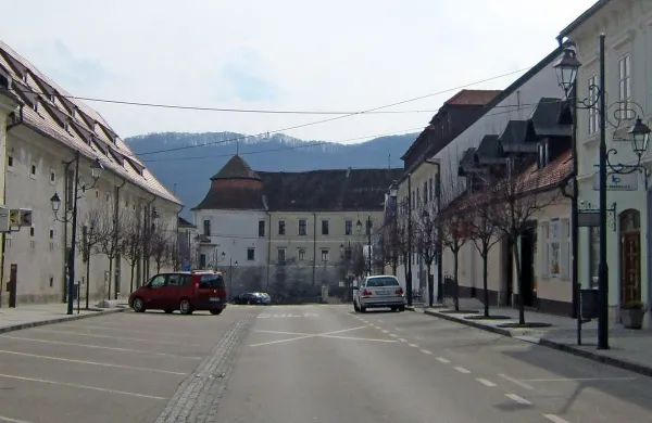 Sprejemni center Brežice se ponovno polni z begunci in 
migranti, potem ko so ga do jutra spraznili.