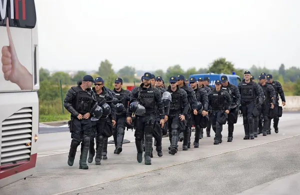 Policisti na Obrežju v polni bojni opremi. Že na terenu je med 
njimi opaziti veliko napetosti in nezadovoljstva, prava jeza pa 
se pokaže pri objavah na družabnih omrežjih. Mednarodni 
opazovalci so do sedaj ocenili, da slovenska policija s 
prebežniki ravna korektno. 