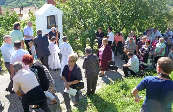 Do svetega Križa so včeraj popoldne simbolno ponesli sveti 
križ.