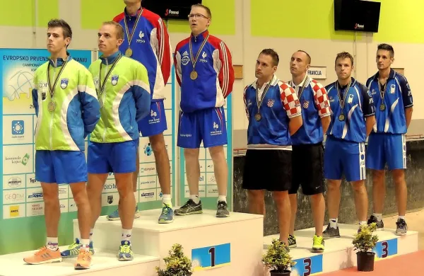 Anže Petrič (prvi z leve) in Aleš Borčnik sta na lanskem EP v 
Kopru v štafeti osvojila srebro.