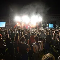 Ob večernih koncertih je travnik pred občinsko stavbo 
zapolnila pisana množica.
