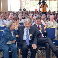             “Danes, ko se svet spet oblači v vojaško uniformo, podajamo jasen apel; rešitev je v ljubezni,” 
je bilo slišati  na prireditvi, ki sta se je udeležila tudi Ciril Zlobec in Borut Pahor.

