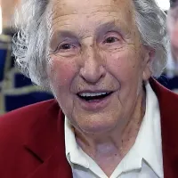 Sonja Vrščaj : “Zakaj begunce toliko popisujejo? 
Zanje  je to mučno. In zakaj jih  iz Slovenije 
pošiljajo nazaj v trpljenje?”