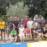 Kolesarji so se zbrali na Trgu Brolo in se odločili, da se bodo 
držali predpisov. Kar bi bilo preprosto, če bi bile kolesarske 
poti v Kopru povezane.