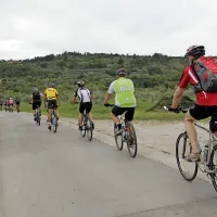 Vstop na asfaltirani del izolske Parencane ni označen. Na to 
težavo so kolesarji opozorili že lani, a se ni še nič spremenilo.