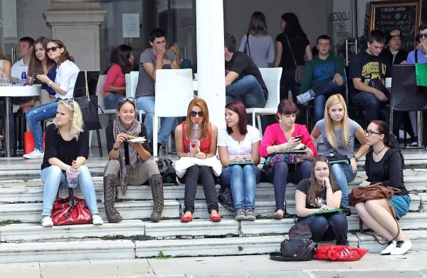 V zadnjih nekaj letih je študent po statističnih podatkih 
povprečno vsak drugi.