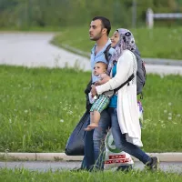 Vsaj polovica beguncev potuje v takšnih ali drugačnih 
družinskih skupnostih. Ni redko, da ob starših in otrocih 
potujejo tudi člani razširjene družine. Babice pazijo na otroke, 
dedki potiskajo otroške vozičke. Slovenija je obljubila, da bo 
družinam z otroki in ranljivim skupinam posvetila posebno 
pozornost.  