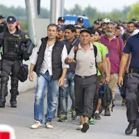 Prečkanje meje. Beguncem so po urah čakanja dovolili čez 
mejo na Obrežju, a prehodili so le nekaj metrov. Policisti so jih 
takoj ustavili in jim naročili, naj počakajo. Pomanjkanje jasne 
strategije in politike ter sprotno spreminjanje odločitev ustvarjajo razmere, v katerih prebežniki na poti ne vedo, kaj jih 
čaka in kako ravnati. 