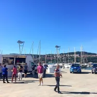Gostilna, ki išče šefa, je bil včeraj kombi, ki je iskal jedce.