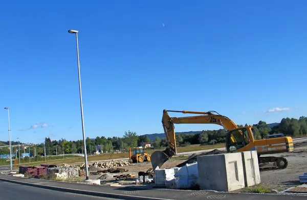  Ko in če bo treba, naj bi na območju industrijske cone  
postavili šotore s približno 150 ležišči.