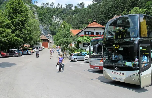 V Predjami bodo morali, z odlokom ali brez, rešiti problem številnih avtomobilov in avtobusov, ki močno obremenjujejo vas.
