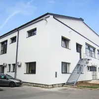 Nekdanja  tovarna Iskra (še prej Radiomontaža) v Sežani po 
energetski sanaciji strehe in pročelja. V njej bo Inkubator 
podjetnikom dajal v najem 14 sodobno urejenih pisarn. 

     