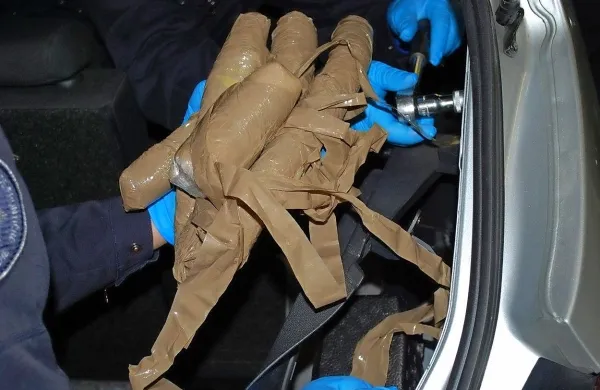 Združba naj bi s Kosova v evropske države pretihotapila  
dobrih deset kilogramov heroina. 