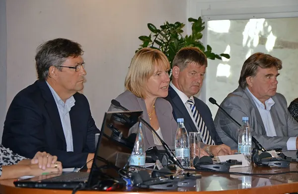  Z leve: izolski župan Igor Kolenc, ministrica brez resorja 
Alenka Smerkolj,  slovenski evro poslanec   Franc Bogovič in  
hrvaški evro poslanec Ivan Jakovčić,  poročevalec EU za 
Jadransko-jonsko strategijo.