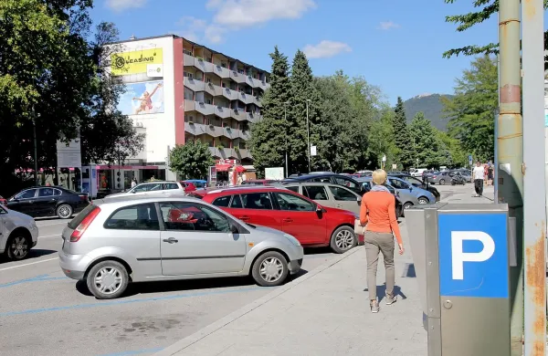 Občina se loteva urejati promet v mestu, da bo bolj prijazen pešcem in kolesarjem. Modre 
cone bi razširili, jih ponekod ukinili, morda ne bo več pol ure brezplačnega parkiranja. 