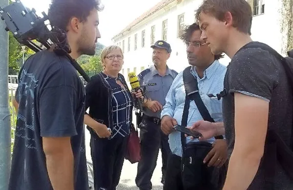 Shiar Abdi (drugi z desne) je skoraj mesec dni prebil na poti s 
kurdskima begunkama. Zaradi pomoči si je prislužil tudi 
kazen slovenskih oblasti. 