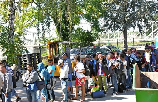 V sprejemni center v Brežicah so včeraj prepeljali približno 
150 beguncev.