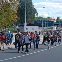Begunci iz Gornje Radgone korakajo proti Avstriji.