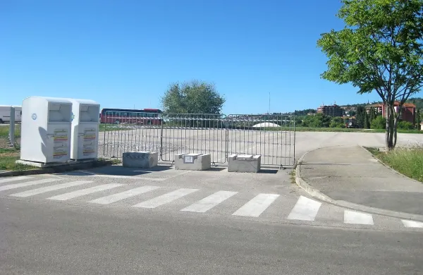 Nekateri Lucijčani razmišljajo, da bi odstranili ovire in na silo 
zasedli parkirišče, ki ga je Marina Portorož nedavno začela 
zaračunavati. Parkirišče zdaj bolj kot ne sameva. 