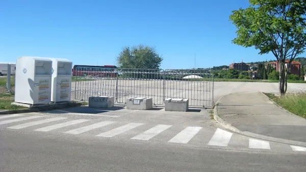 Nekateri Lucijčani razmišljajo, da bi odstranili ovire in na silo 
zasedli parkirišče, ki ga je Marina Portorož nedavno začela 
zaračunavati. Parkirišče zdaj bolj kot ne sameva. 