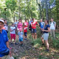 Domačin  Rado Lukovec (levo) in etnologinja Katja Hrobat 
Virloget (na desni v modri majici) sta Rodičane popeljala po 
okolici vasi, kjer se nadejajo urediti mitološko-arheološki 
park. Zanj je Hrobatova s sodelavci izdelala idejno študijo. 

   