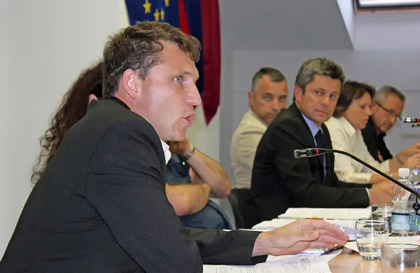 Pravni svetovalec Občine Postojna dr. Aleksij Mužina (v 
ospredju) je ocenil, da je dokapitalizacija upravičena, ker je 
nujna. 