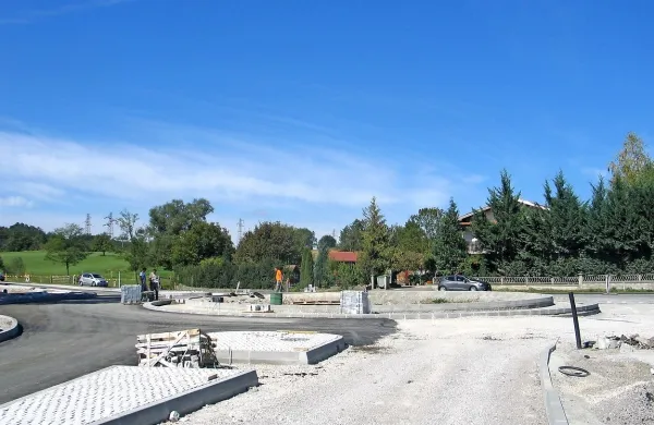Gradnja krožišča pri odcepu glavne ceste na obvoznico pri 
Topolcu je še zadnja faza gradnje obvoznice. Odprli naj bi jo 
čez  poldrugi mesec. 