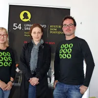 54 Linhartovo srečanje so predstavili (z leve): izvršna vodja 
Silva Bajc, državna selektorica Ana Ruter in direktor festivala 
Matjaž Šmalc. 