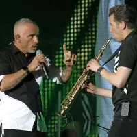 Čeprav Stožic ni razprodal - nekaj praznine je zevalo zlasti v 
fanovskem delu stoječega parterja, kjer so bile vstopnice 
najdražje -, je sprva precej mrk, a tekom koncerta vse bolj 
razigran zvezdnik z odlično spremljevalno zasedbo pričaral 
pravi spektakel.