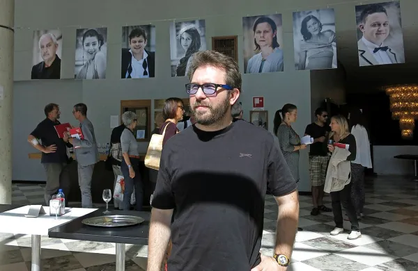 Igor Pison: “Žalostno je, da večina moje 
generacije, torej ustvarjalcev, rojenih po letu 1980, 
ni kar sama, prostovoljno, izbrala 'revnega 
gledališča'. V to je bila prisiljena! Vendar nekatere 
ideje terjajo denar, stanejo.” 