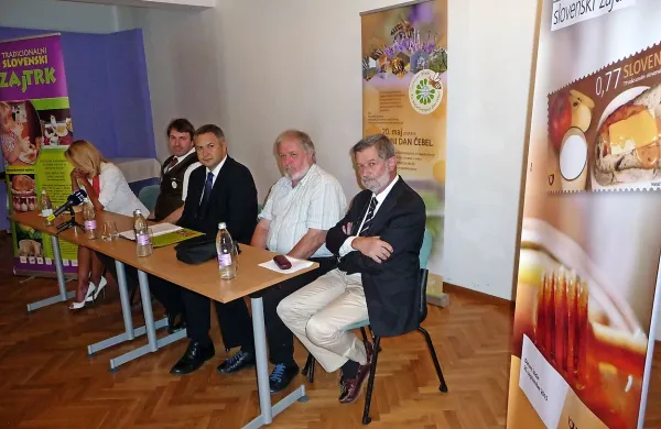 Poštno znamko z motivom tradicionalnega slovenskega zajtrka so včeraj predstavili v Piranu. Na fotografiji z leve: piranska podžupanja Meira Hot, Boštjan Noč, Dejan Židan, Janez Bogataj in Peter Suhadolc