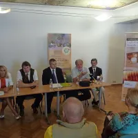 Poštno znamko z motivom tradicionalnega slovenskega 
zajtrka so včeraj predstavili v Piranu. Na fotografiji z leve: 
piranska podžupanja Meira Hot, Boštjan Noč, Dejan Židan, 
Janez Bogataj in Peter Suhadolc