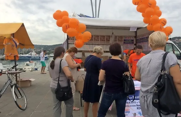 Žurdovci so na dobrodelnem srečelovu srečke prodajali po 
dva evra, goljufinji, ki sta se oblekli v njihove barve, pa sta od  
obiskovalcev za srečko hoteli po pet evrov.