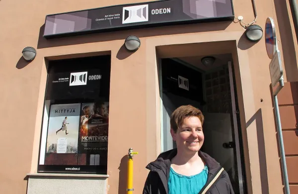 Petra Božič pred vrati kina Odeon  v Ulici prekomorskih brigad, ki jo mnogi poznajo prav zaradi 
art  vsebin. Te ponujajo     še v 27 kinodvoranah po Sloveniji. Festival Film na oko pa bo potekal 
tudi v Sežani, Novi Gorici, Ljubljani, Domžalah, Celju, Velenju, Slovenski Bistrici, Slovenj 
Gradcu, Krškem in na Ptuju.